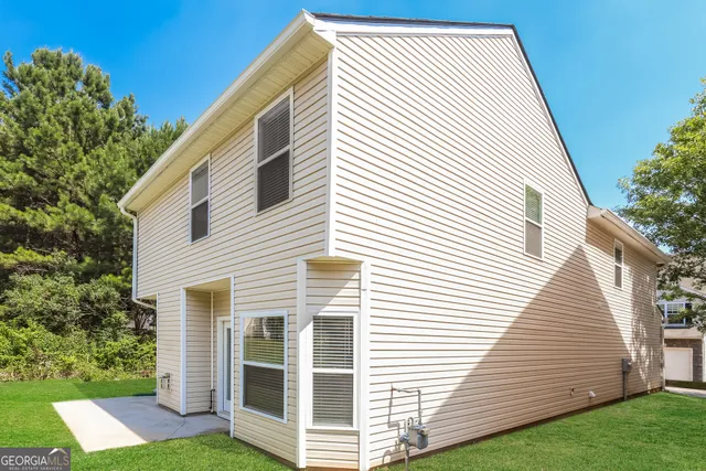 a view of a house with a yard