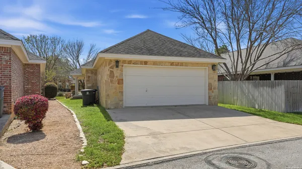 $2,400 | 1623 Hanz Drive, New Braunfels, TX 78130