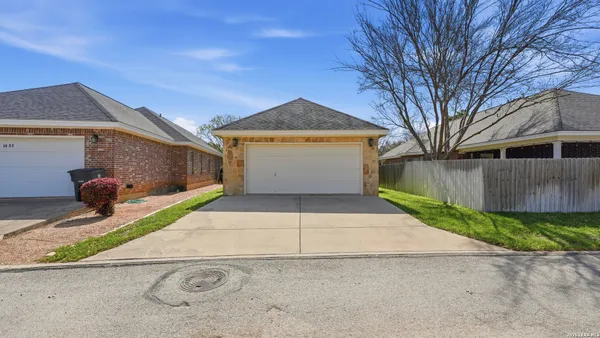 $2,400 | 1623 Hanz Drive, New Braunfels, TX 78130