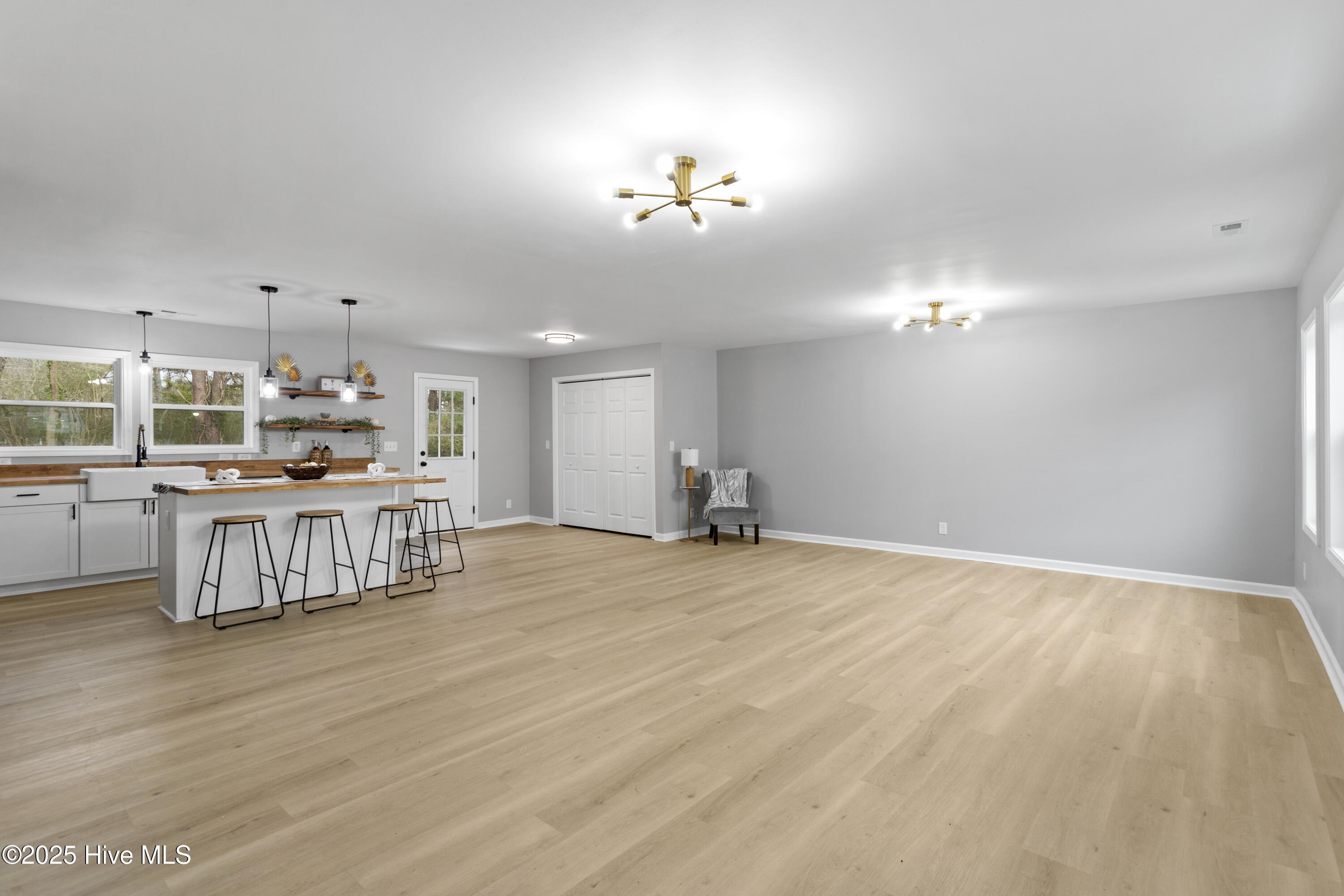 8 Yorkshire Drive Jacksonville, NC 28546 - Photo 4 of 22 Living Room