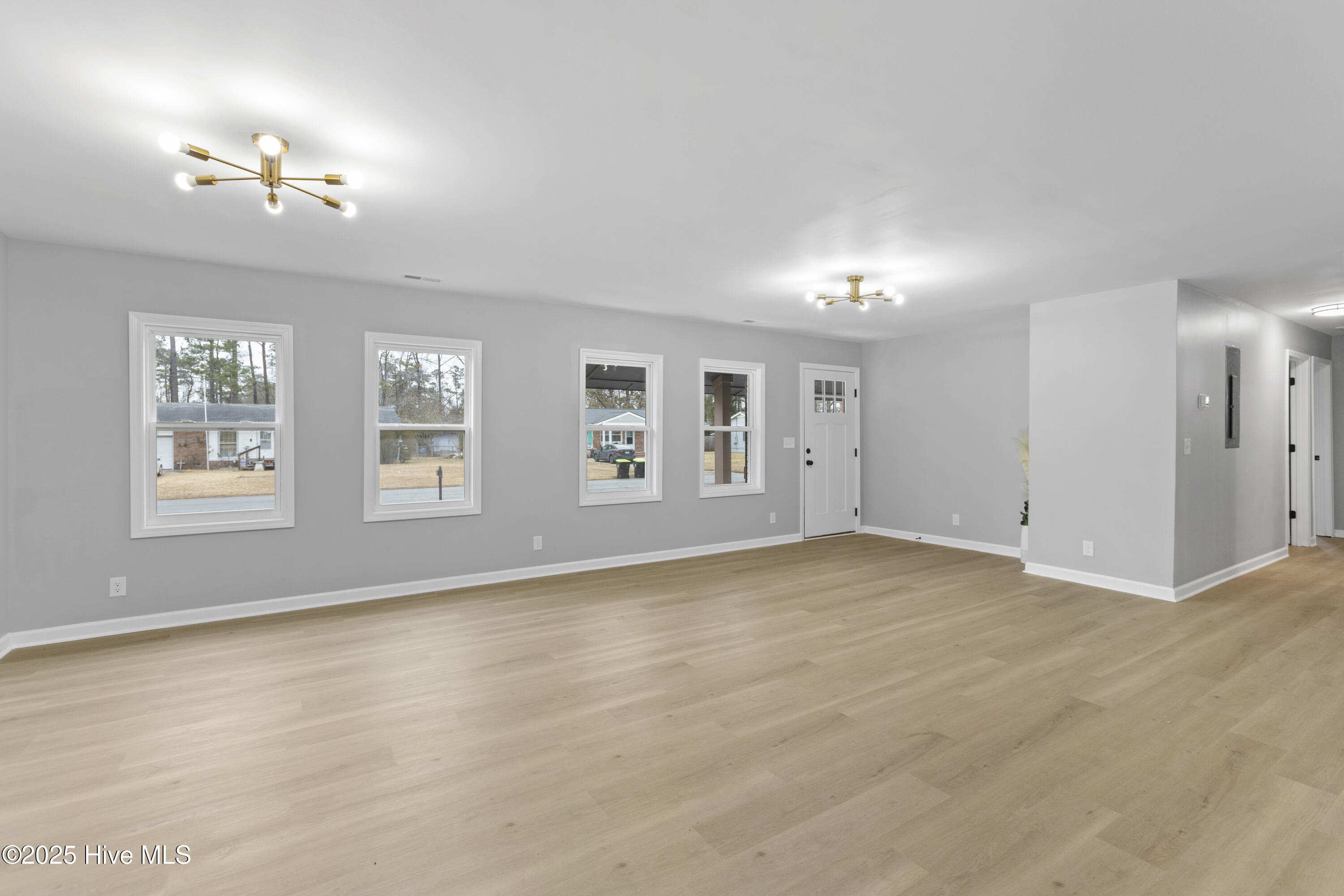 8 Yorkshire Drive Jacksonville, NC 28546 - Photo 5 of 22 Living Room