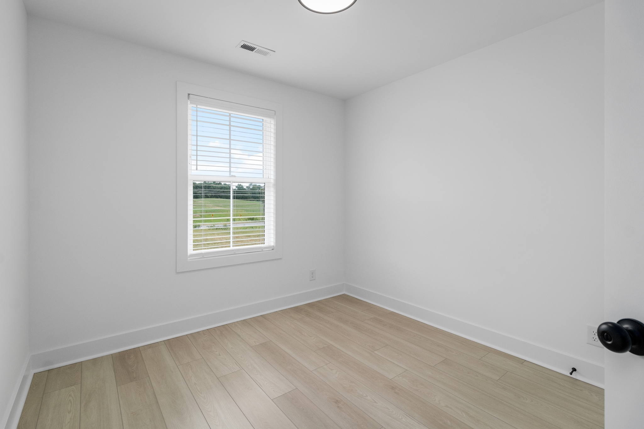 725 Hornbuckle Road, Unit O3 Clarksville, TN 37043 - Photo 18 of 38 an empty room with a window