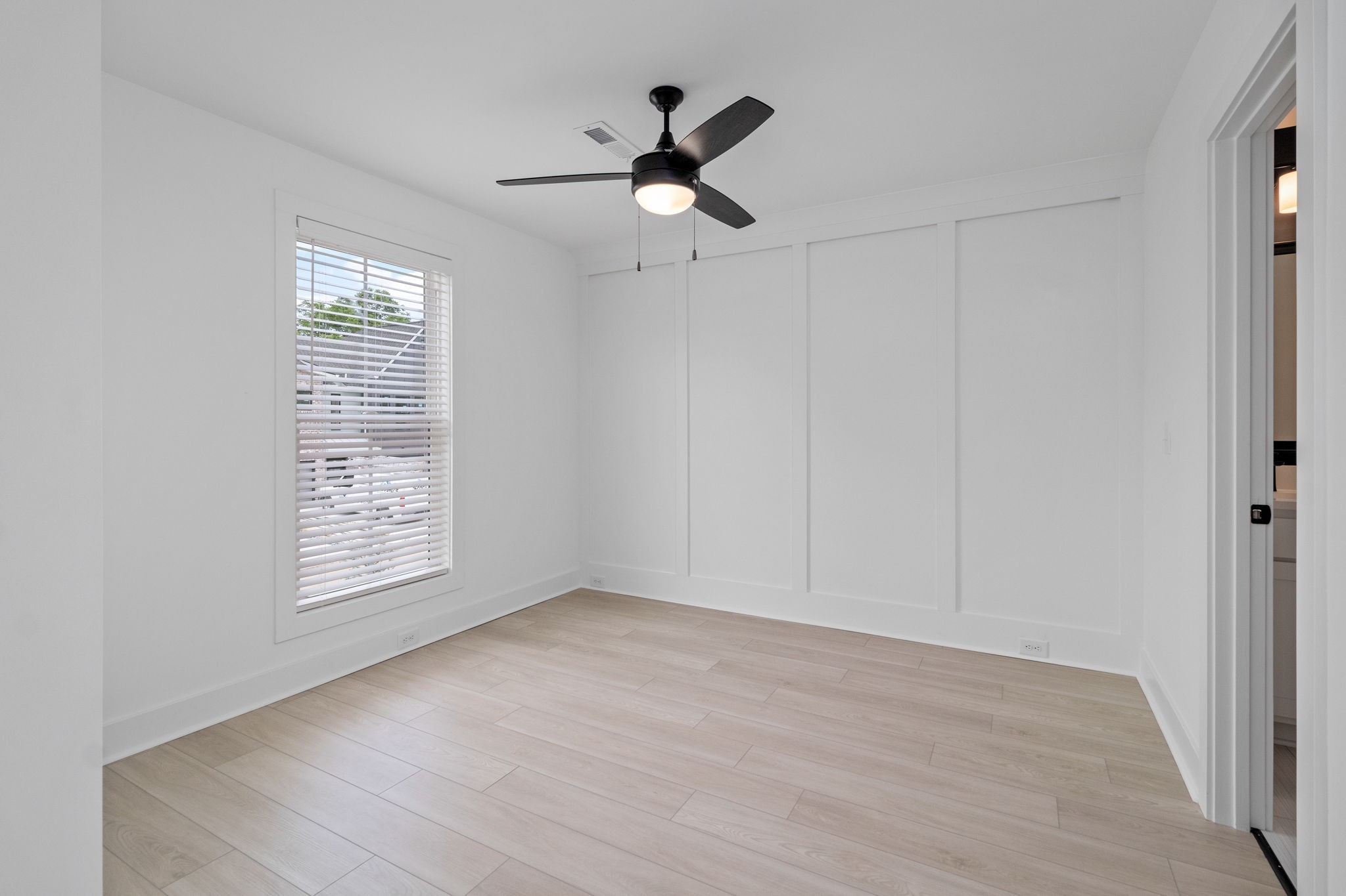 725 Hornbuckle Road, Unit O3 Clarksville, TN 37043 - Photo 19 of 38 a view of an empty room with a window