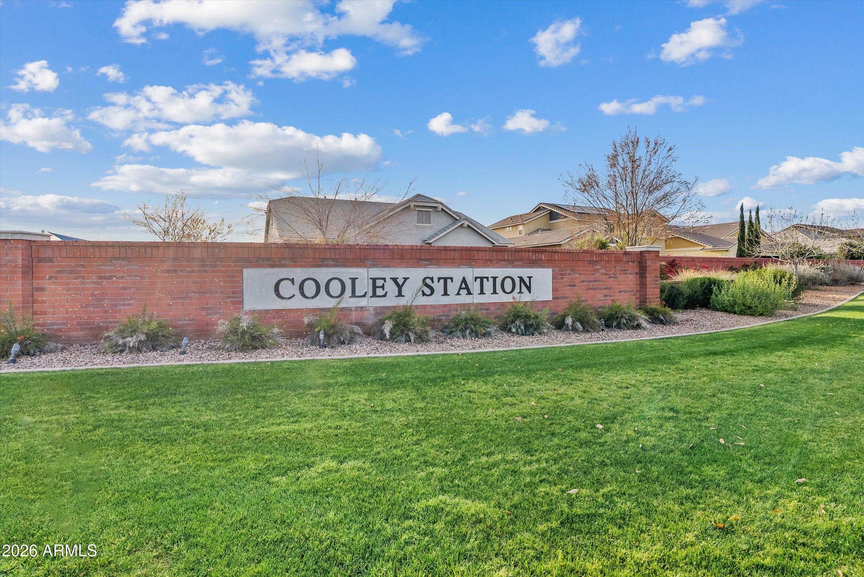 4461 East Jones Street Gilbert, AZ 85295 - Photo 33 of 40 a sign on the side of the building