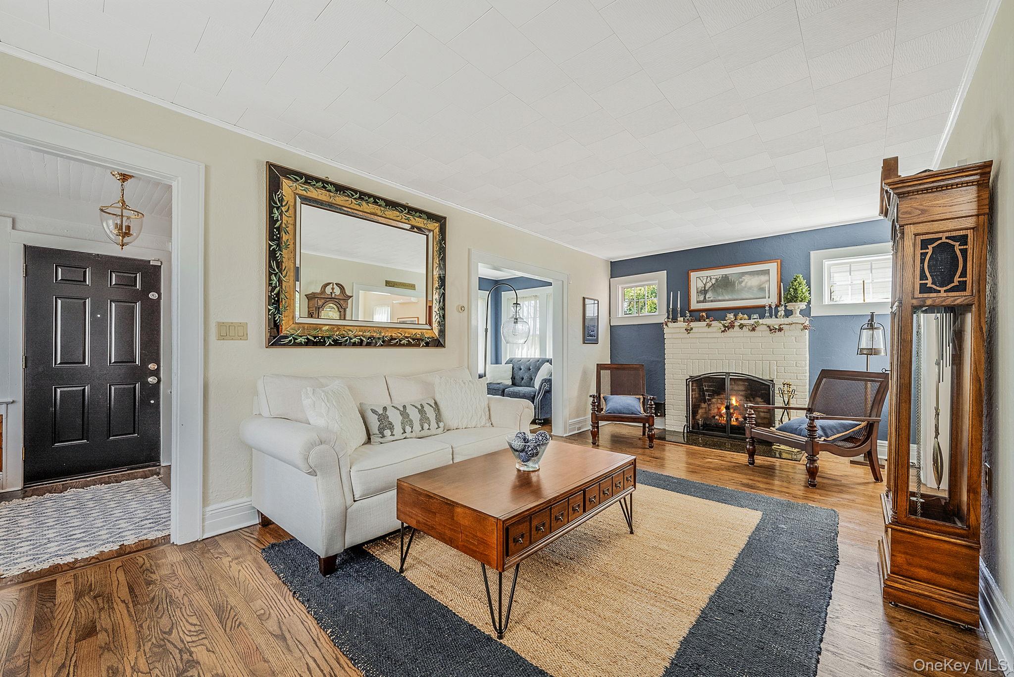 33 Harding Avenue Lynbrook, NY 11563 - Photo 4 of 25