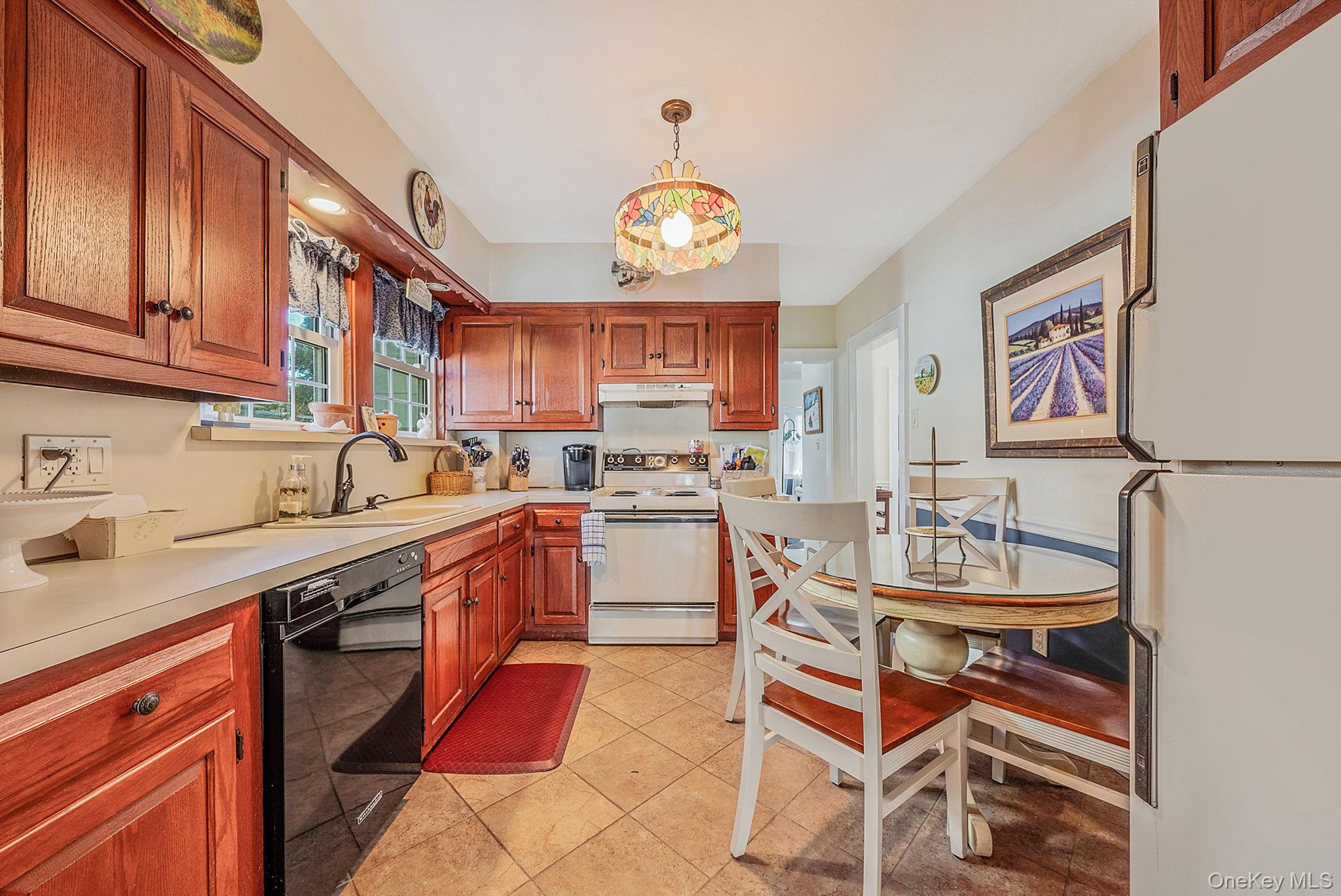 33 Harding Avenue Lynbrook, NY 11563 - Photo 10 of 25