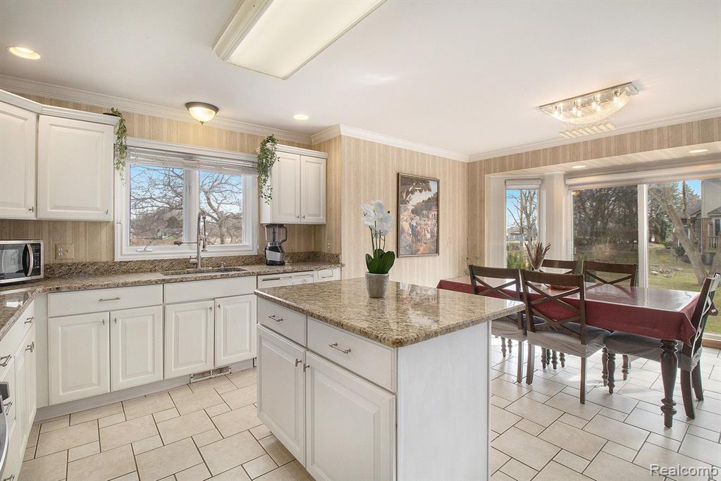 2001 Roundtree Rochester Hills, MI 48307 - Photo 9 of 37