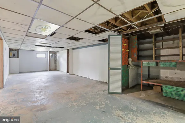 a view of room with wooden ceiling