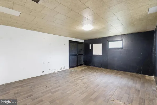 en empty room with windows