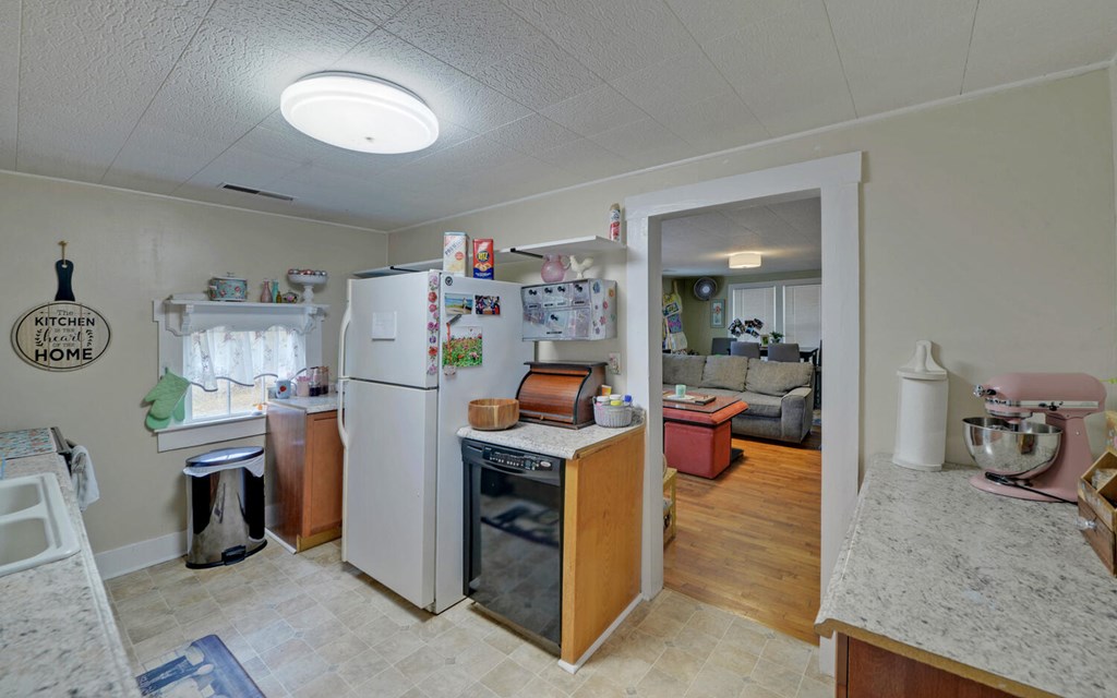 335 Elliott Road Murphy, NC 28906 - Photo 11 of 44 a view of kitchen