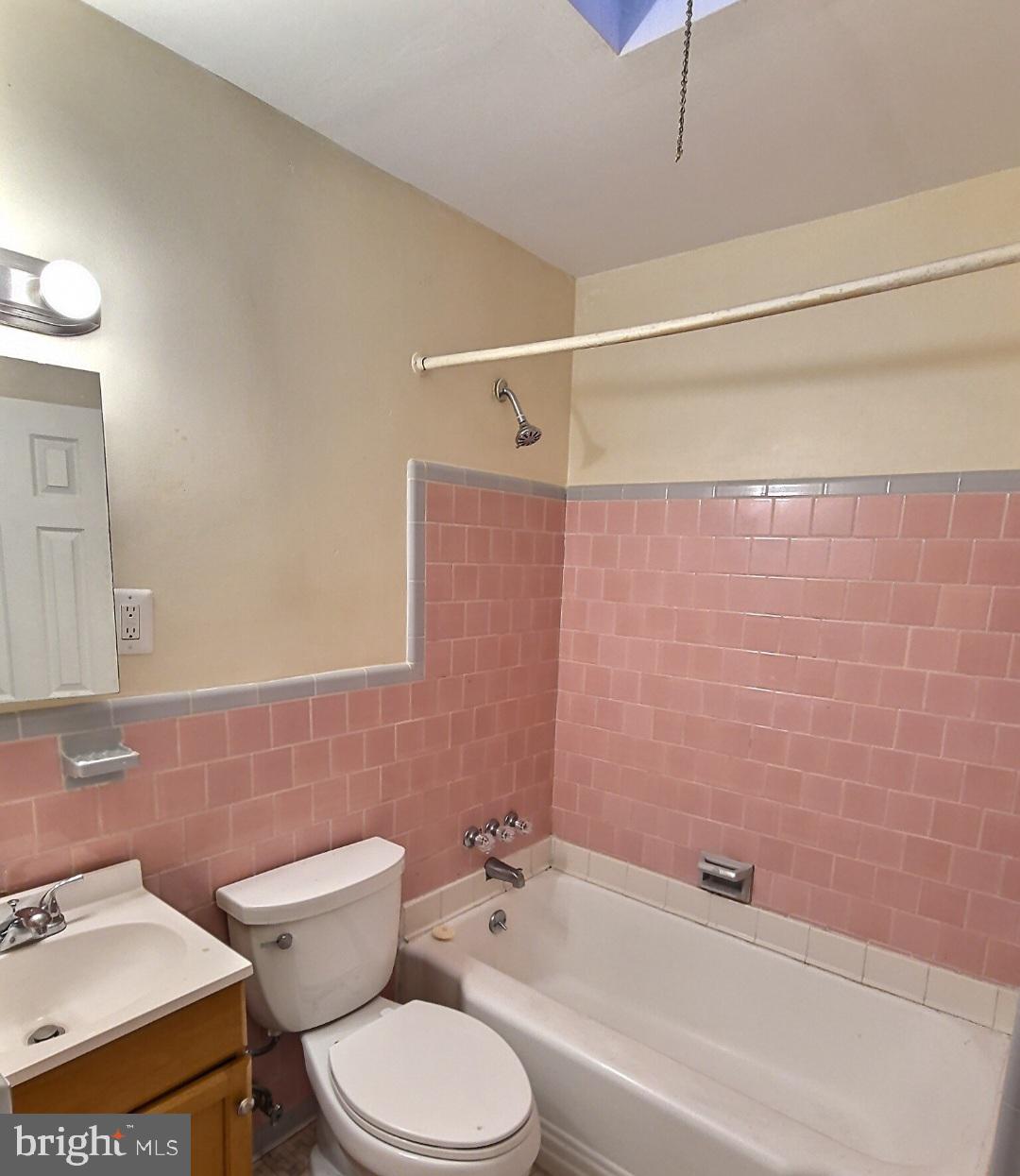 2820 Edgecombe Circle South Baltimore, MD 21215 - Photo 8 of 14 a bathroom with a toilet a sink and a bathtub