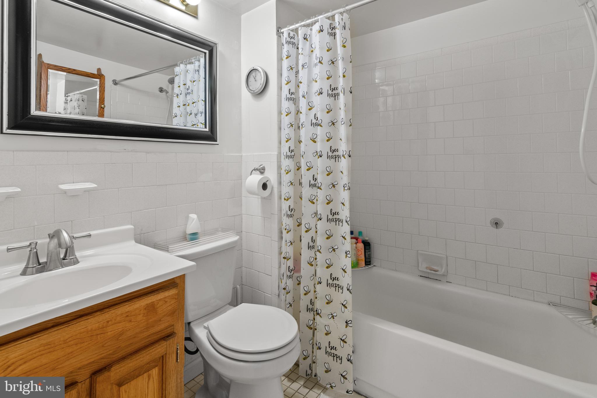 9800 Georgia Avenue, Unit 25301 Silver Spring, MD 20902 - Photo 20 of 22 a bathroom with a sink toilet and bathtub