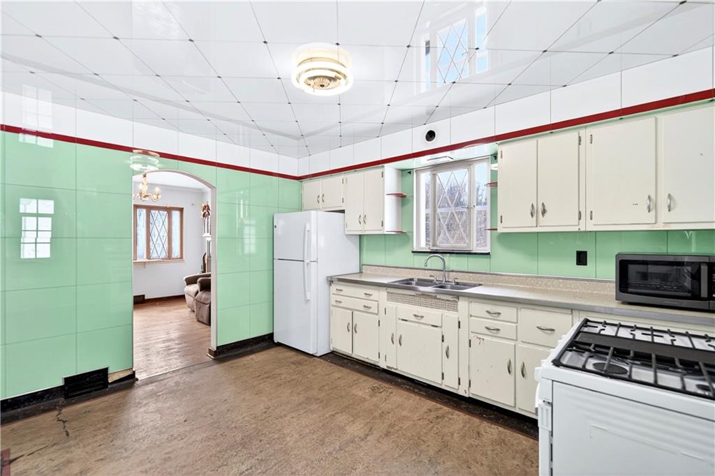 746 McNeilly Road Pittsburgh, PA 15226 - Photo 15 of 47 a kitchen that has a lot of cabinets in it and stainless steel appliances