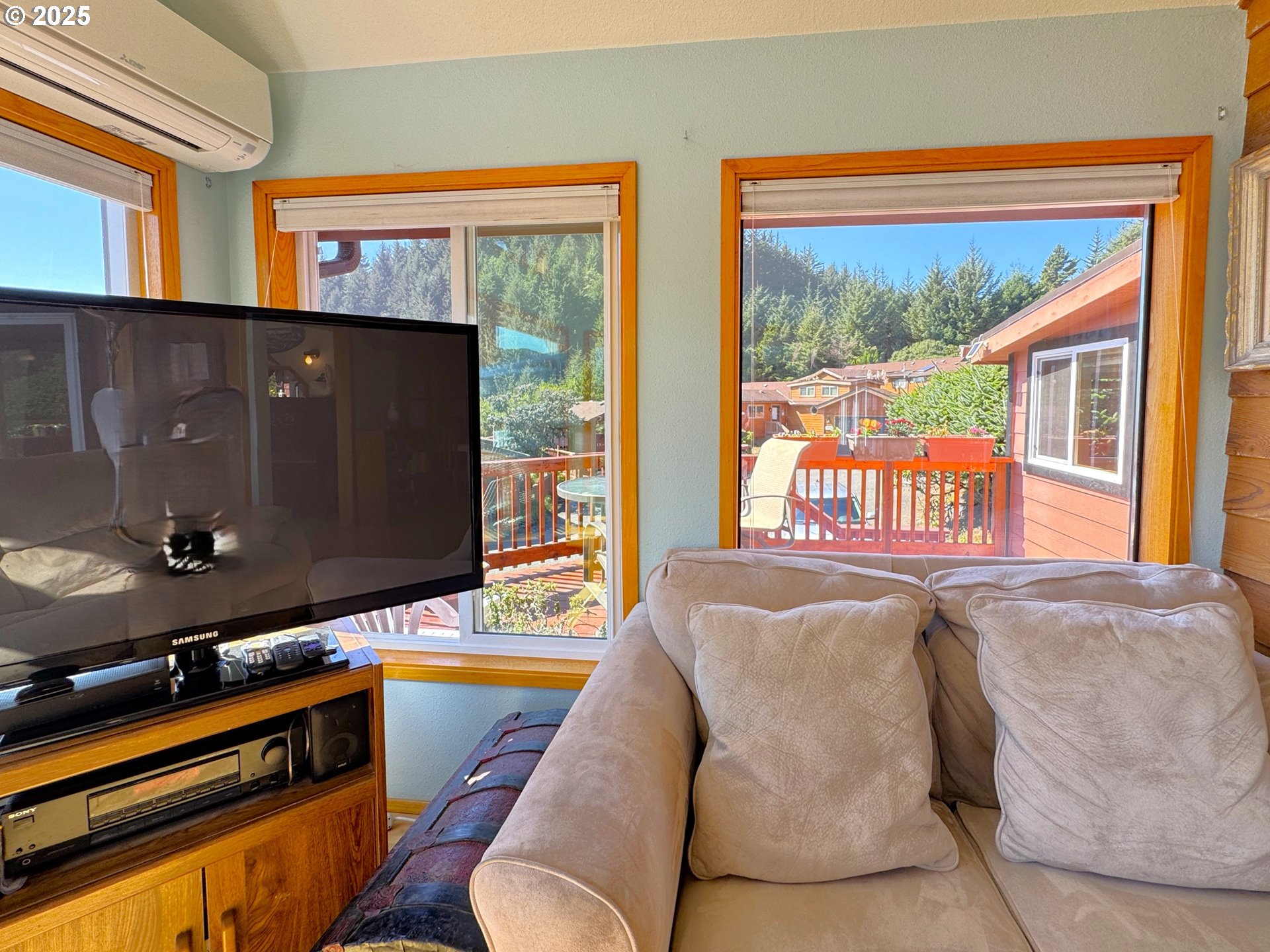 19921 Whaleshead Road, Unit I 2 Brookings, OR 97415 - Photo 22 of 48 Living Room