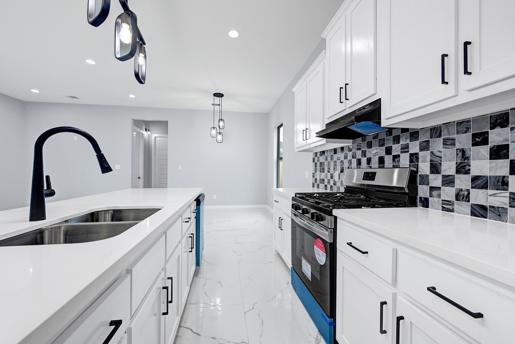 90 Burress Street, Unit B Houston, TX 77022 - Photo 12 of 31 Standout Backsplash