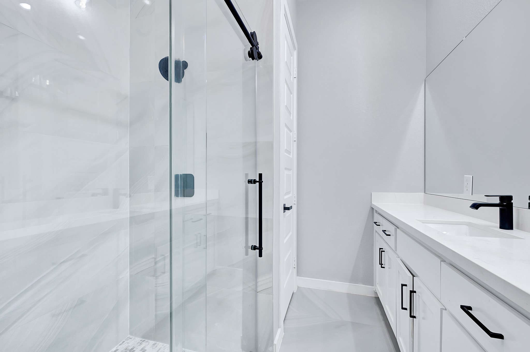 90 Burress Street, Unit B Houston, TX 77022 - Photo 20 of 31 Master Bath