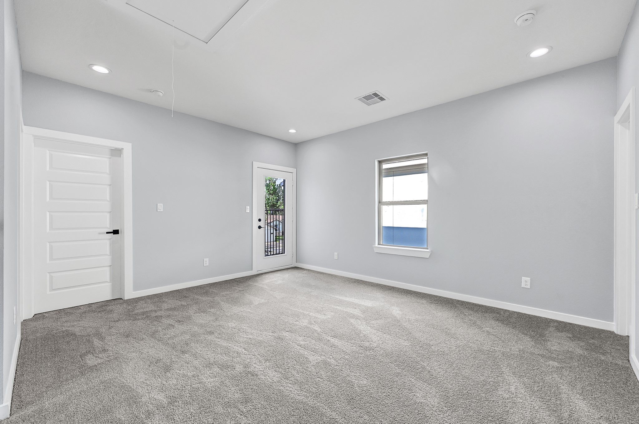 90 Burress Street, Unit B Houston, TX 77022 - Photo 22 of 31 Second Floor Game Room with Balcony access