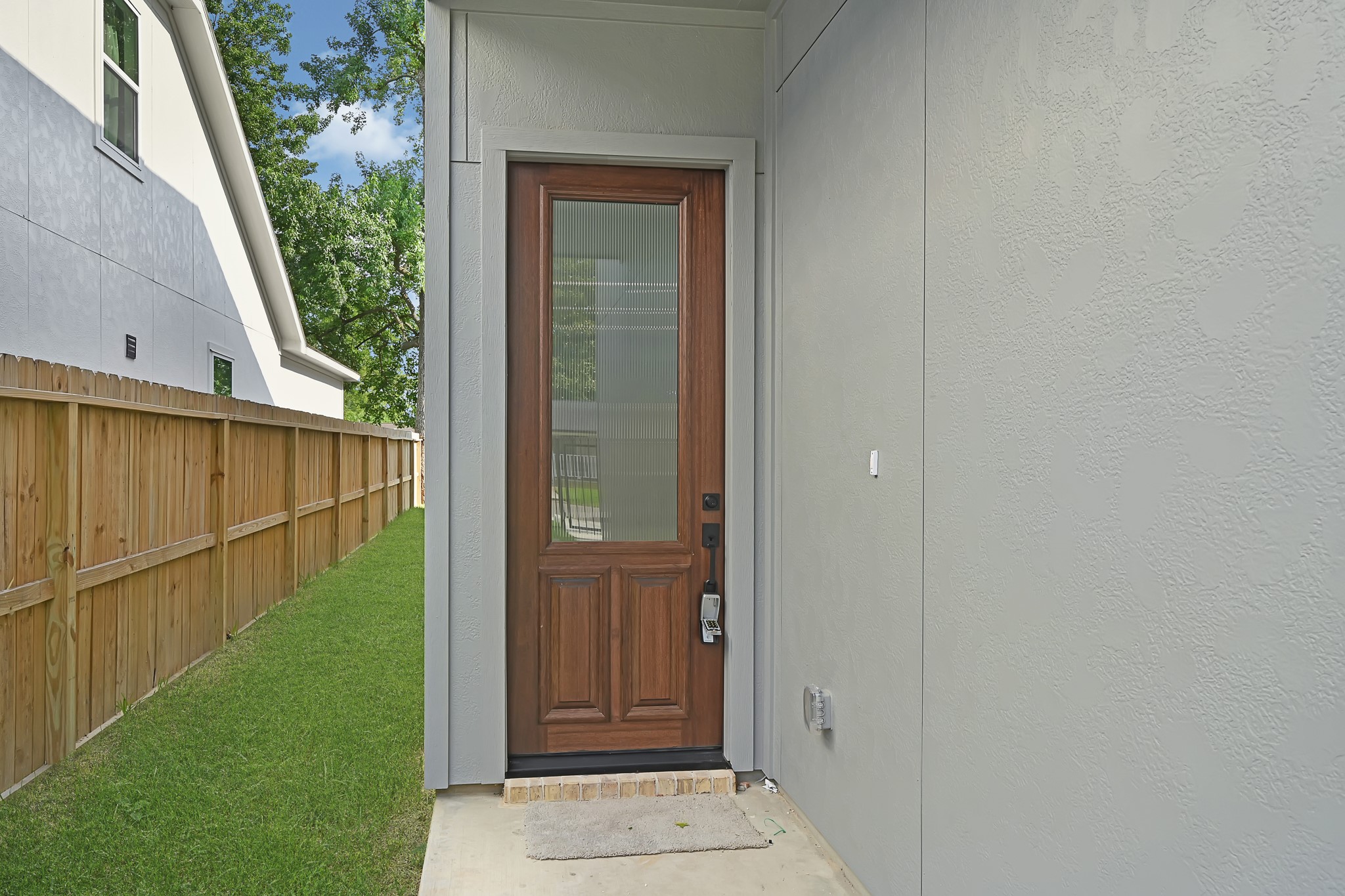 90 Burress Street, Unit B Houston, TX 77022 - Photo 4 of 31 Front Door