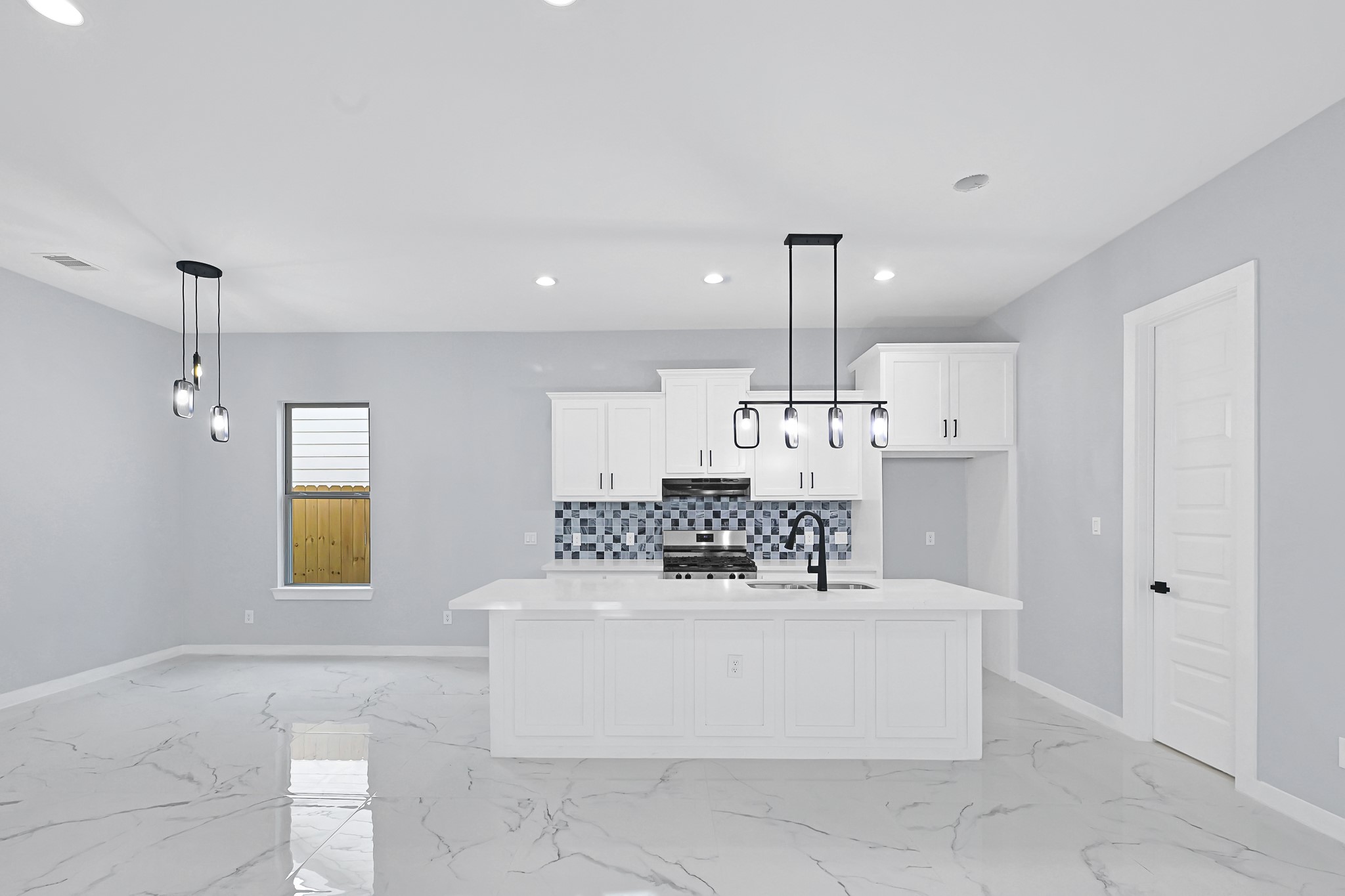 90 Burress Street, Unit B Houston, TX 77022 - Photo 8 of 31 Kitchen and Breakfast area combo