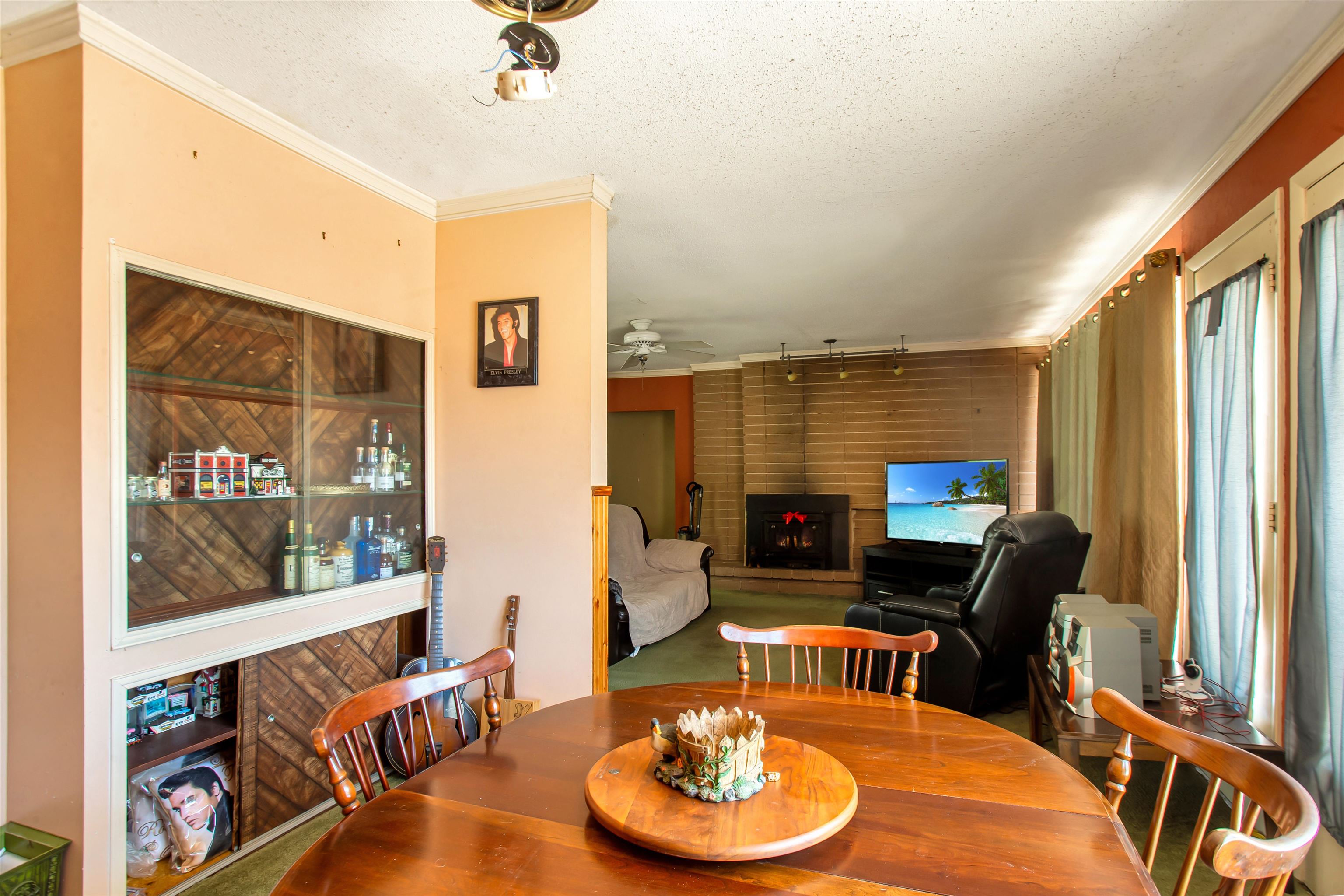 210 South Railroad Avenue Rio Grande, NJ 08242 - Photo 10 of 36 a living room with furniture and a window