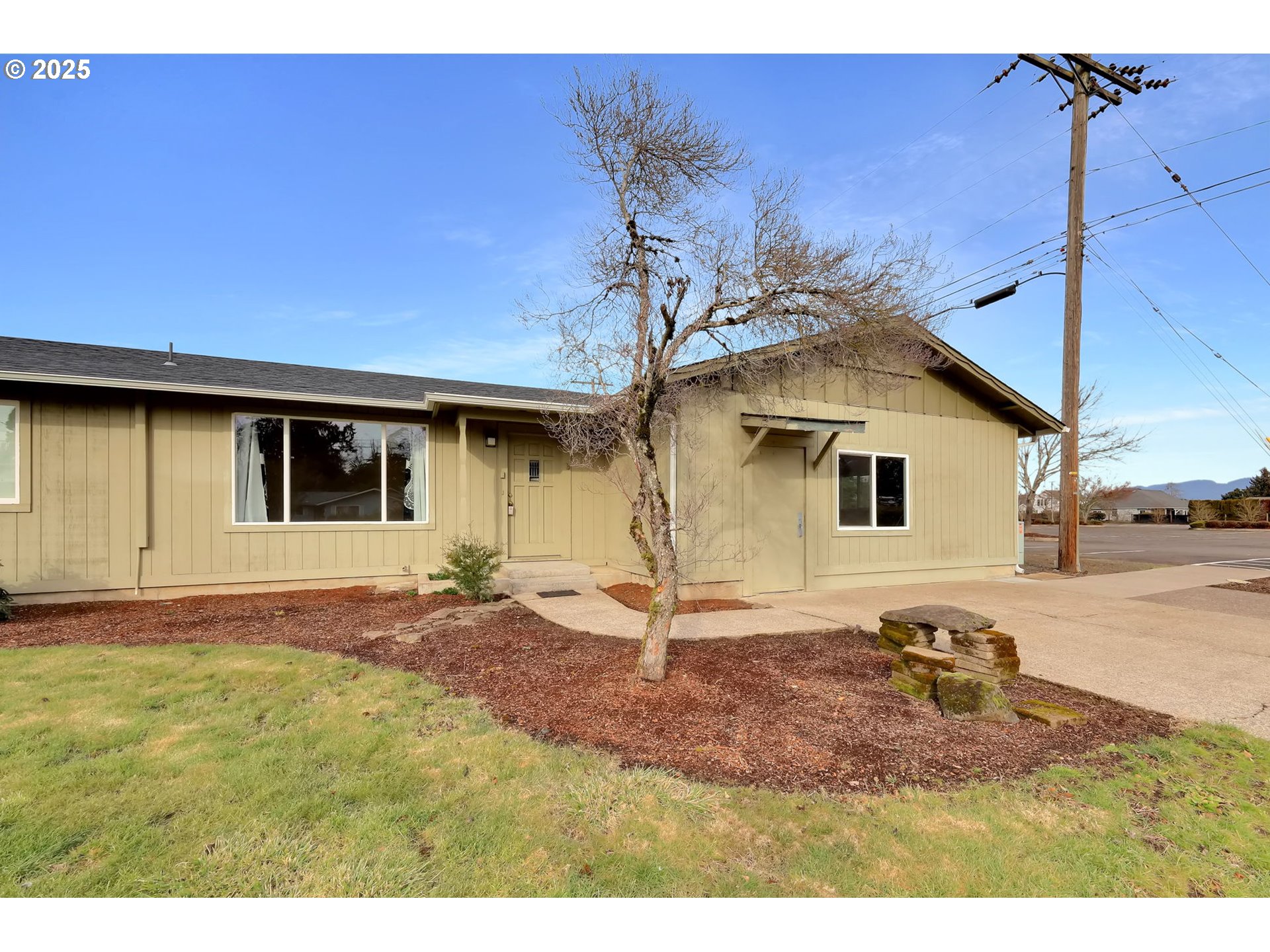 560 Hayden Bridge Way Springfield, OR 97477 - Photo 2 of 42