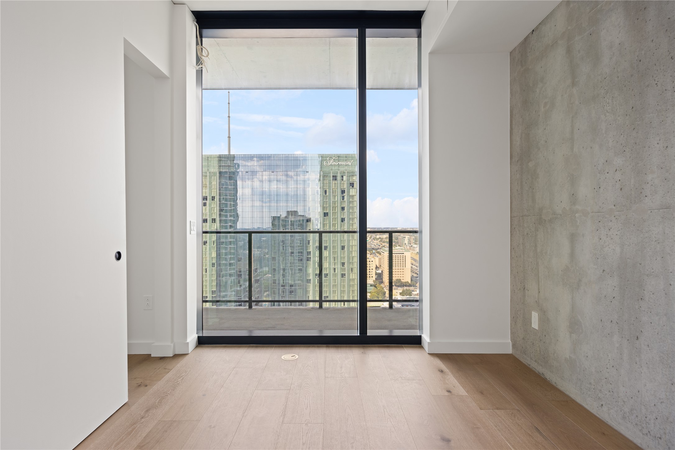 610 Davis Street, Unit 2909 Austin, TX 78701 - Photo 5 of 32 an empty room with sliding door and mountain view