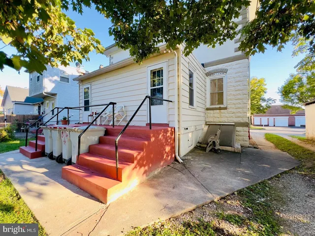 a view of backyard of the house