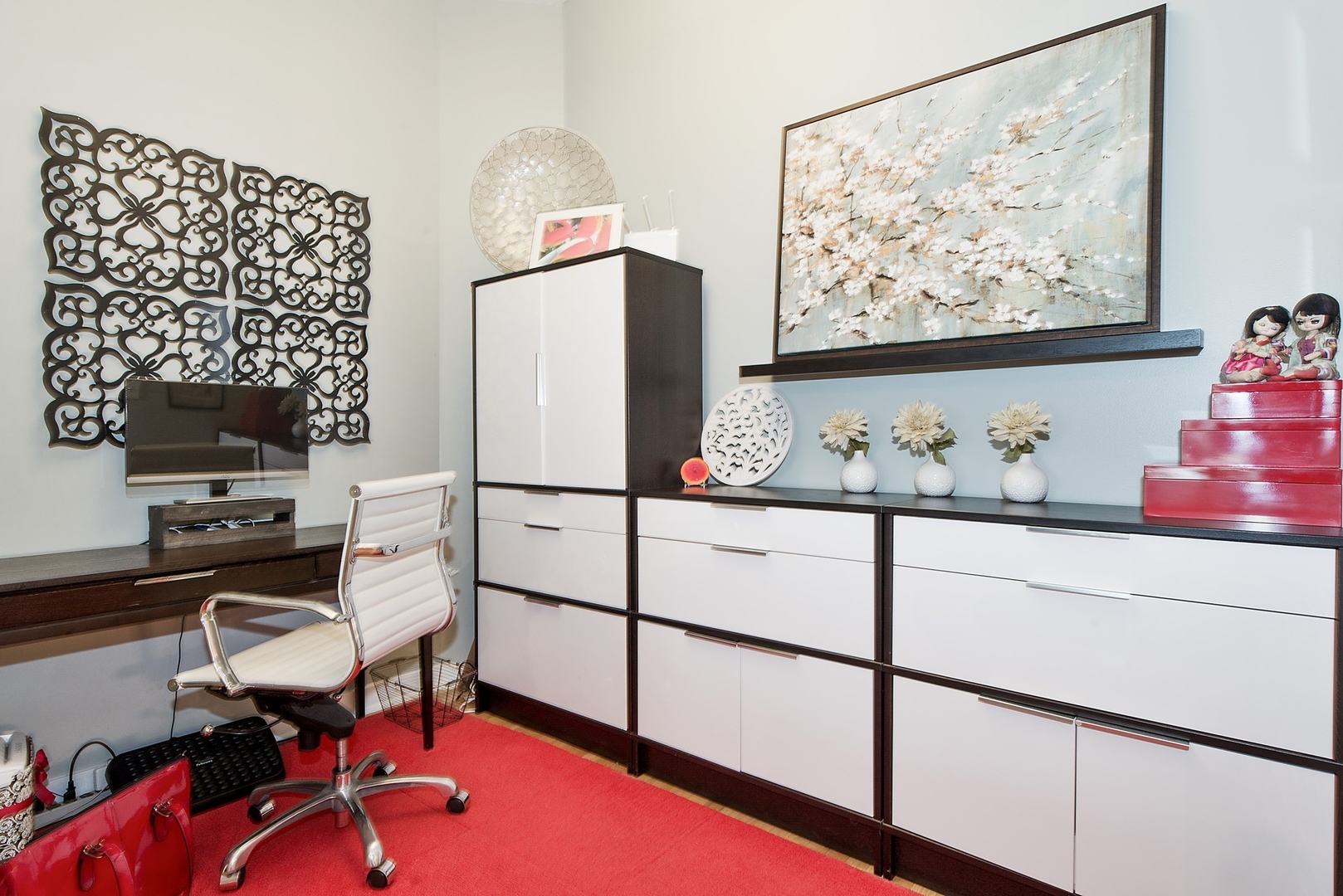 920 West Madison Street, Unit 6C Chicago, IL 60607 - Photo 6 of 10 a workspace with furniture and screen