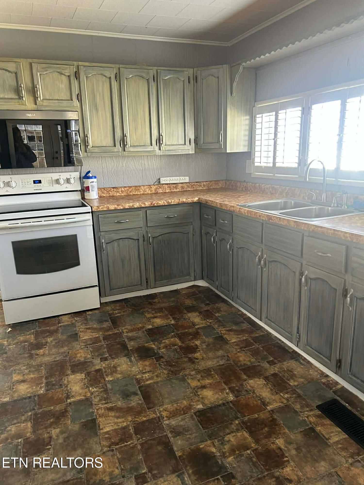 218 North Cross Street Oneida, TN 37841 - Photo 9 of 29 110