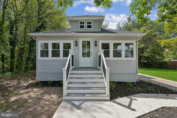 a view of house with a yard
