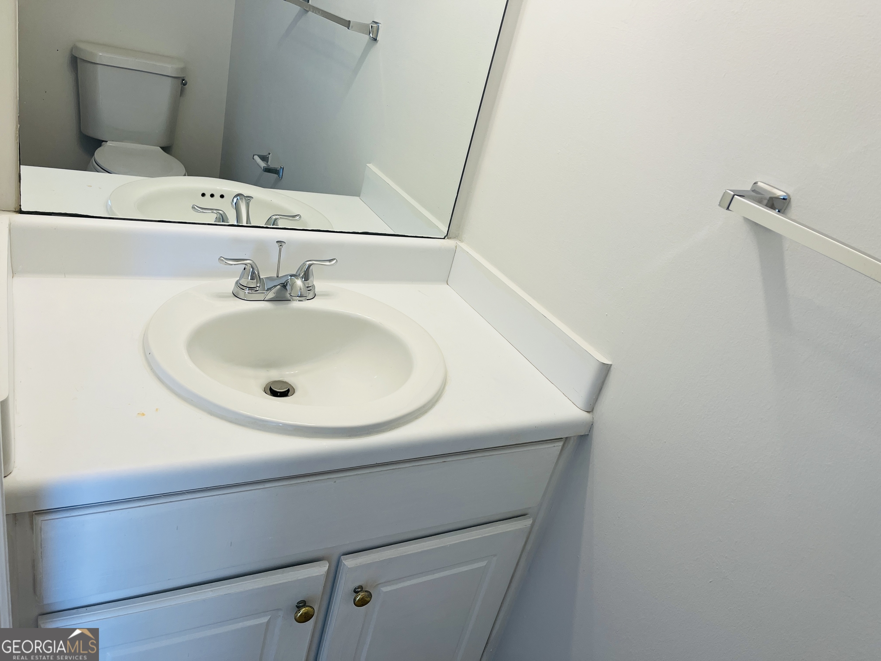1701 Hunting Creek Lane Southeast, Unit 1701 Conyers, GA 30013 - Photo 6 of 20 a bathroom with a sink and a mirror
