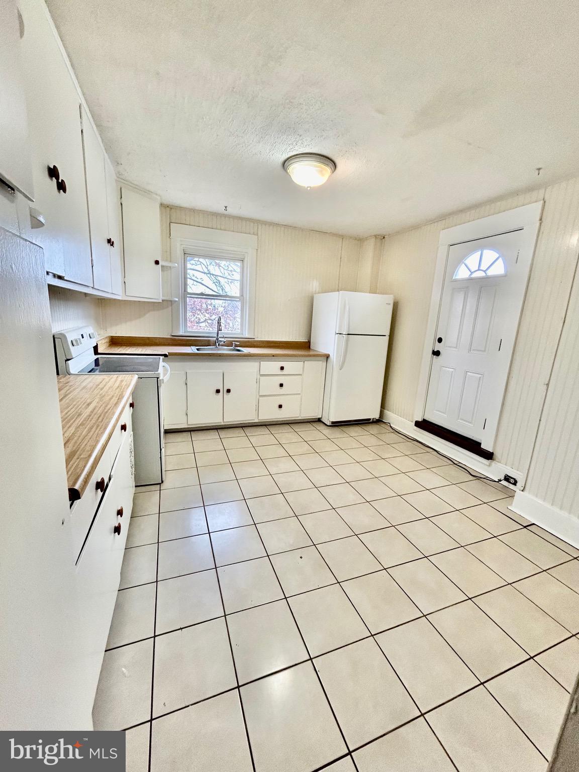 355 Nutt Road, Unit 2 Phoenixville, PA 19460 - Photo 2 of 7 Oversized kitchen
