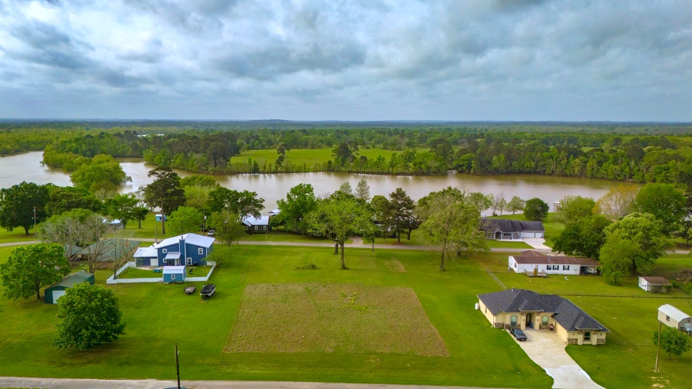 a view of a lake with houses in back
