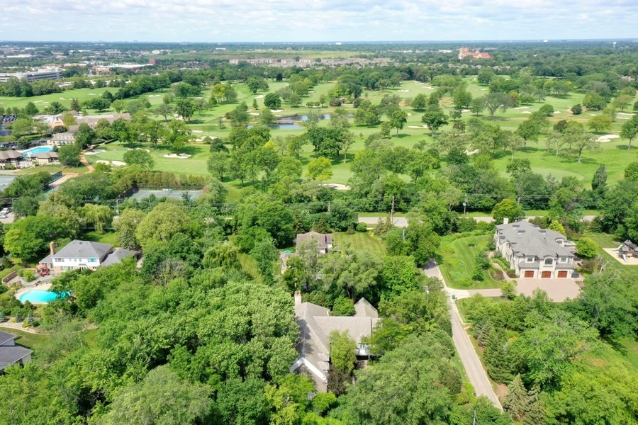 340 Old Farm Road Northfield, IL 60093 - Photo 3 of 50 a view of a city with lush green forest