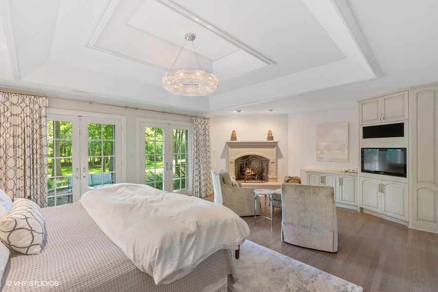 340 Old Farm Road Northfield, IL 60093 - Photo 25 of 50 a bed room with a bed and a television