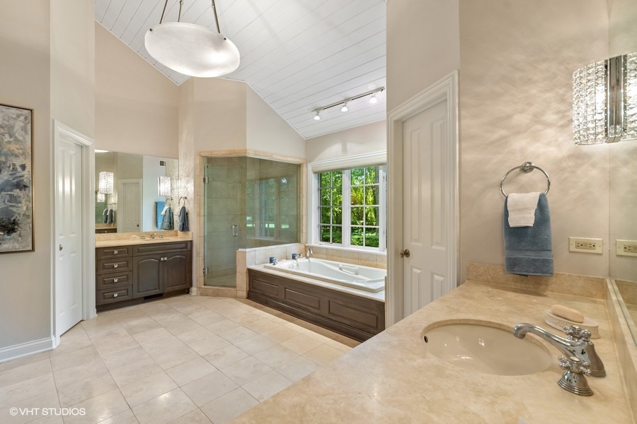340 Old Farm Road Northfield, IL 60093 - Photo 26 of 50 a spacious bathroom with a tub sink and mirror