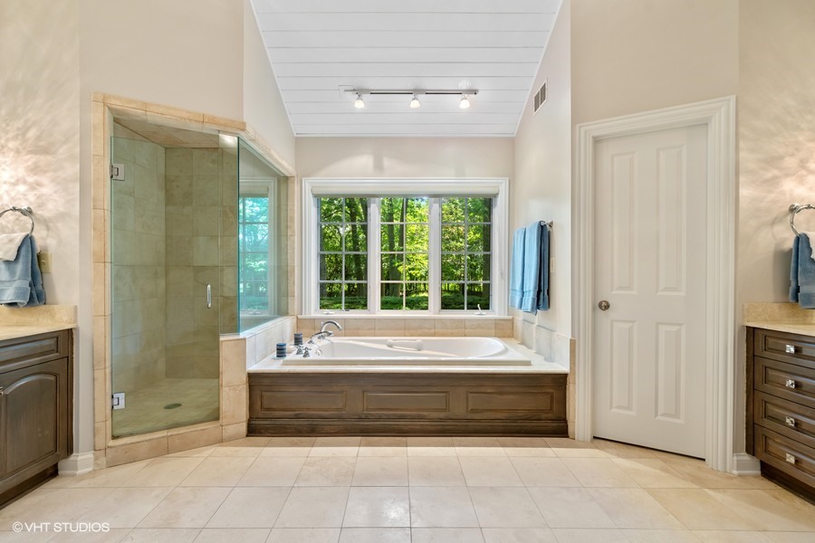 340 Old Farm Road Northfield, IL 60093 - Photo 27 of 50 a spacious bathroom with a tub and a shower