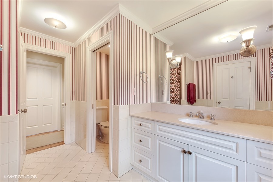 340 Old Farm Road Northfield, IL 60093 - Photo 33 of 50 a spacious bathroom with a double vanity sink mirror and