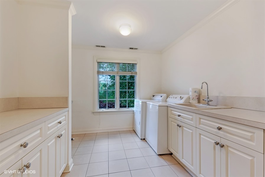 340 Old Farm Road Northfield, IL 60093 - Photo 35 of 50 a room with a sink and cabinets