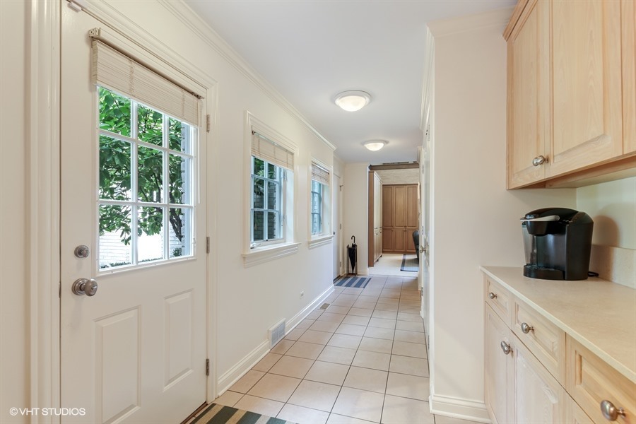 340 Old Farm Road Northfield, IL 60093 - Photo 36 of 50 a hallway with a sink and a window