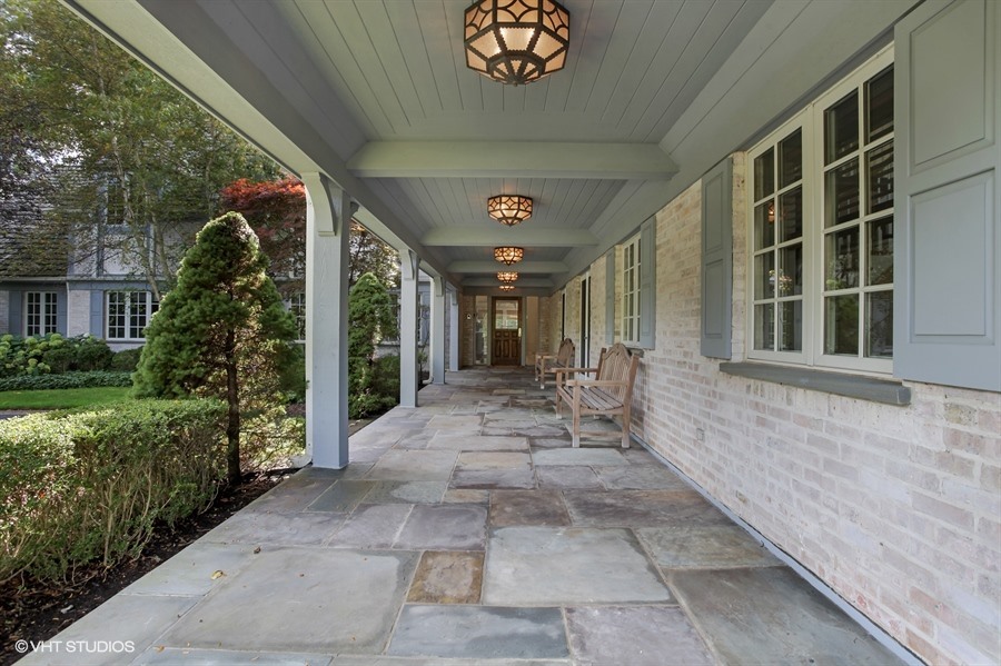 340 Old Farm Road Northfield, IL 60093 - Photo 6 of 50 a front view of a house