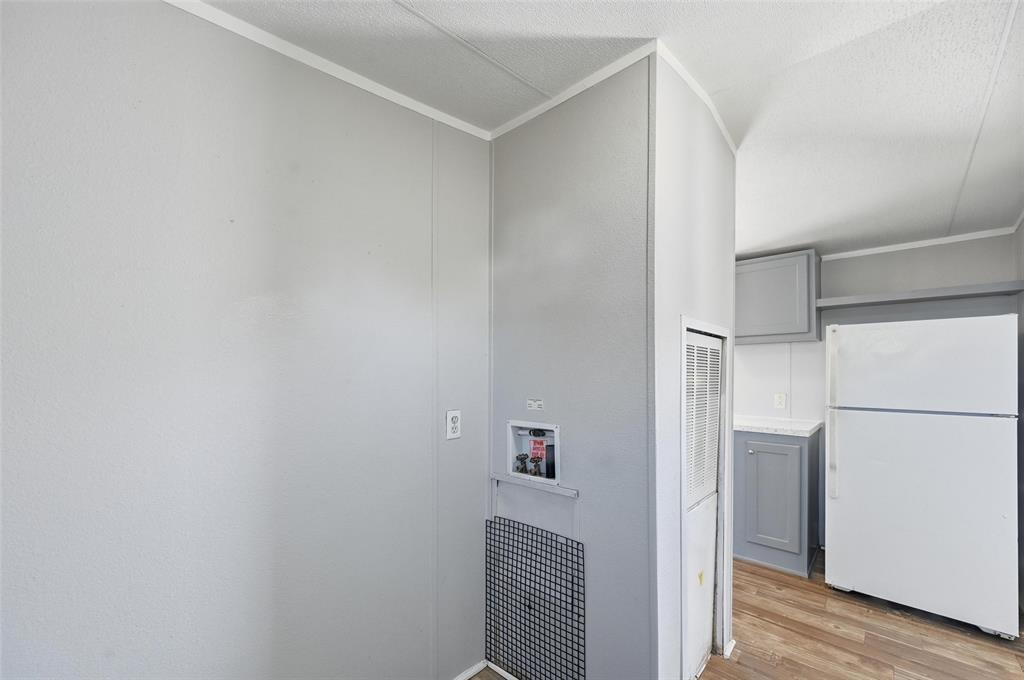 607 Keats Road Wilmer, TX 75172 - Photo 23 of 27 a view of a hallway with closet