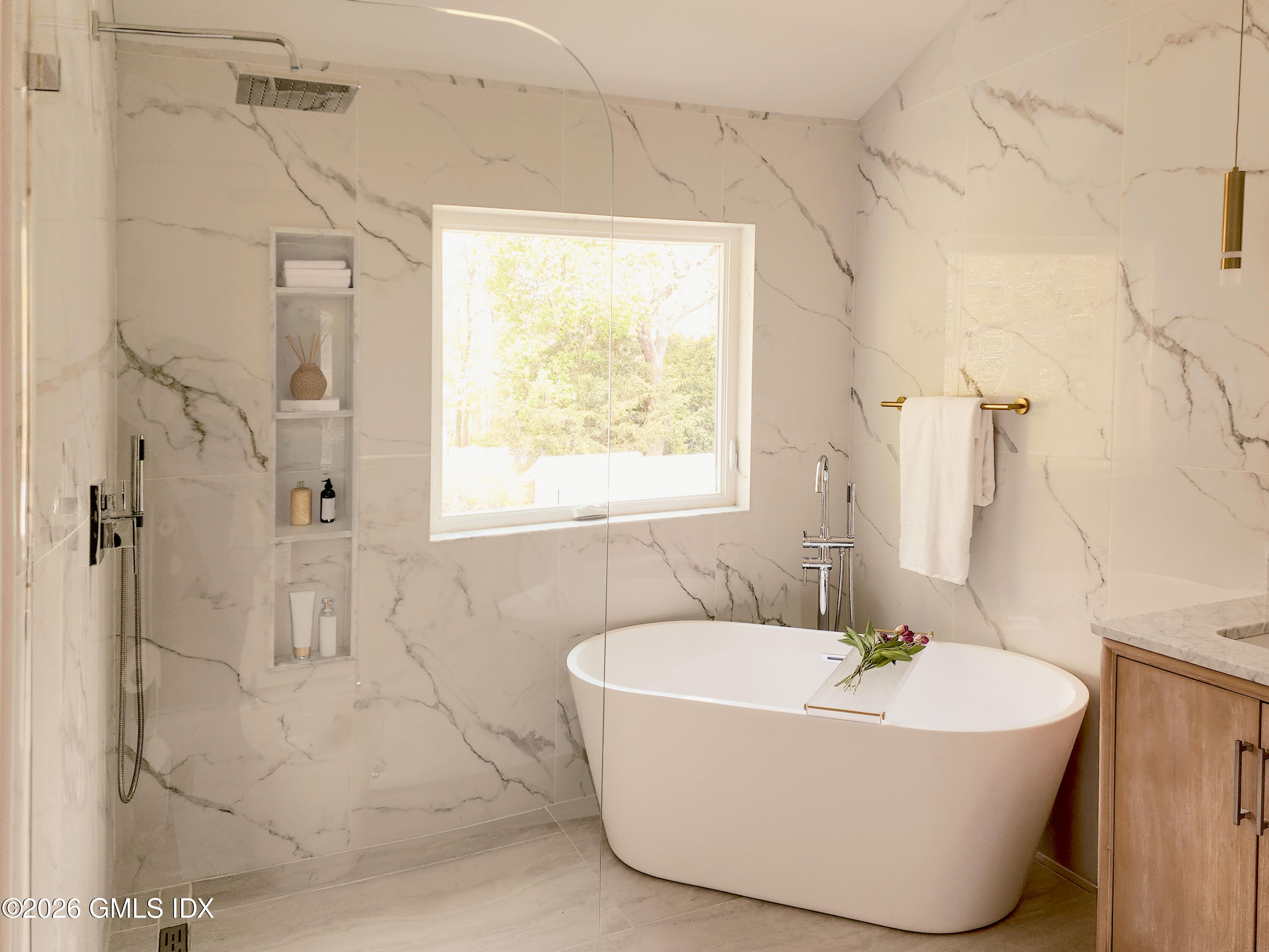 37 Mary Lane Riverside, CT 06878 - Photo 14 of 29 13_Tub 1235202