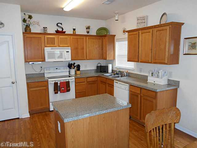 899 Hedgepath Terrace High Point, NC 27265 - Photo 7 of 16 Kitchen.