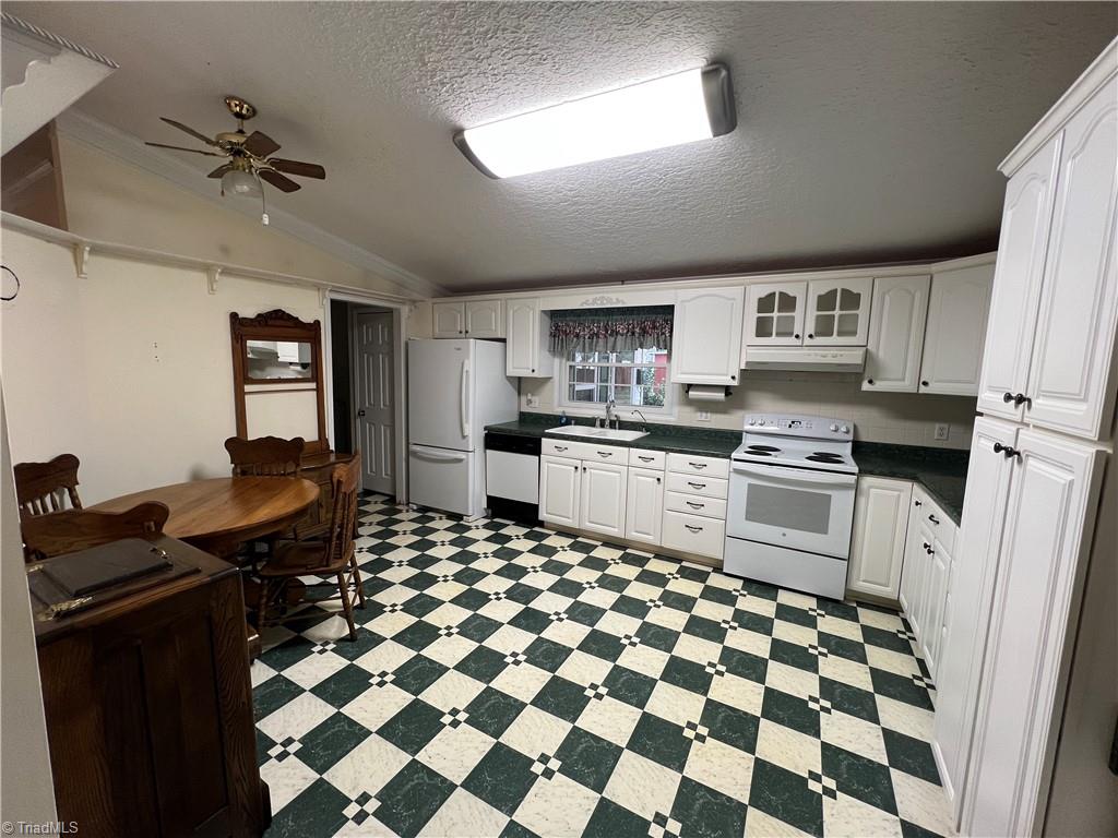 131 Sheraton Court King, NC 27021 - Photo 12 of 35 Kitchen