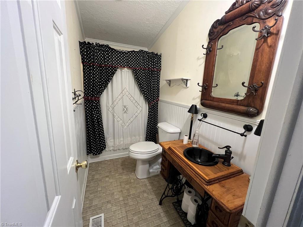 131 Sheraton Court King, NC 27021 - Photo 29 of 35 Full Bath 2