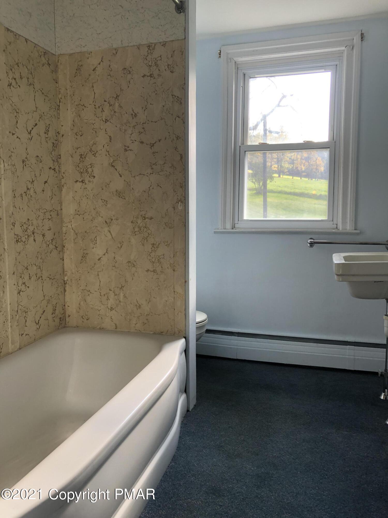 173 Anchorage Road Saylorsburg, PA 18353 - Photo 40 of 56 a bathroom with a bathtub and window