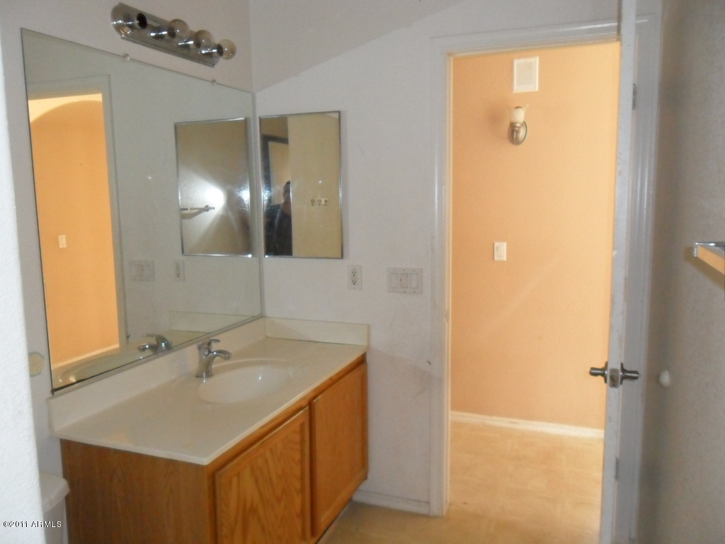 8221 West Papago Street Phoenix, AZ 85043 - Photo 17 of 25 023-193264 - Hall bathroom