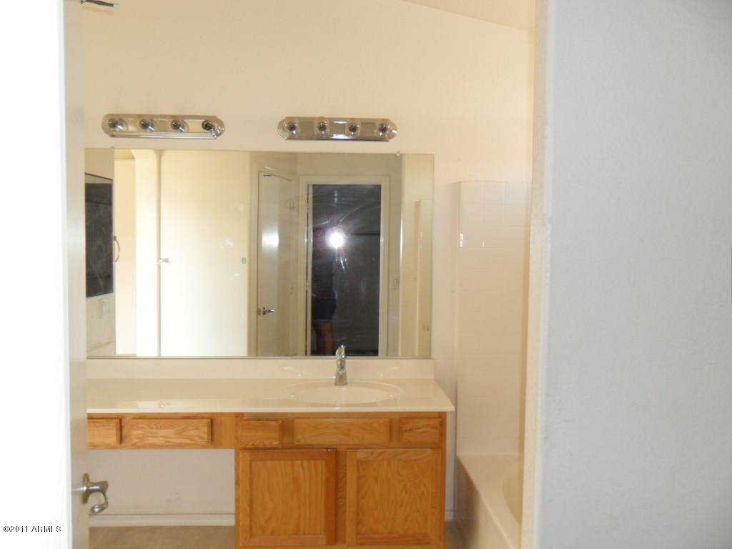 8221 West Papago Street Phoenix, AZ 85043 - Photo 21 of 25 023-193264 - Master bathroom