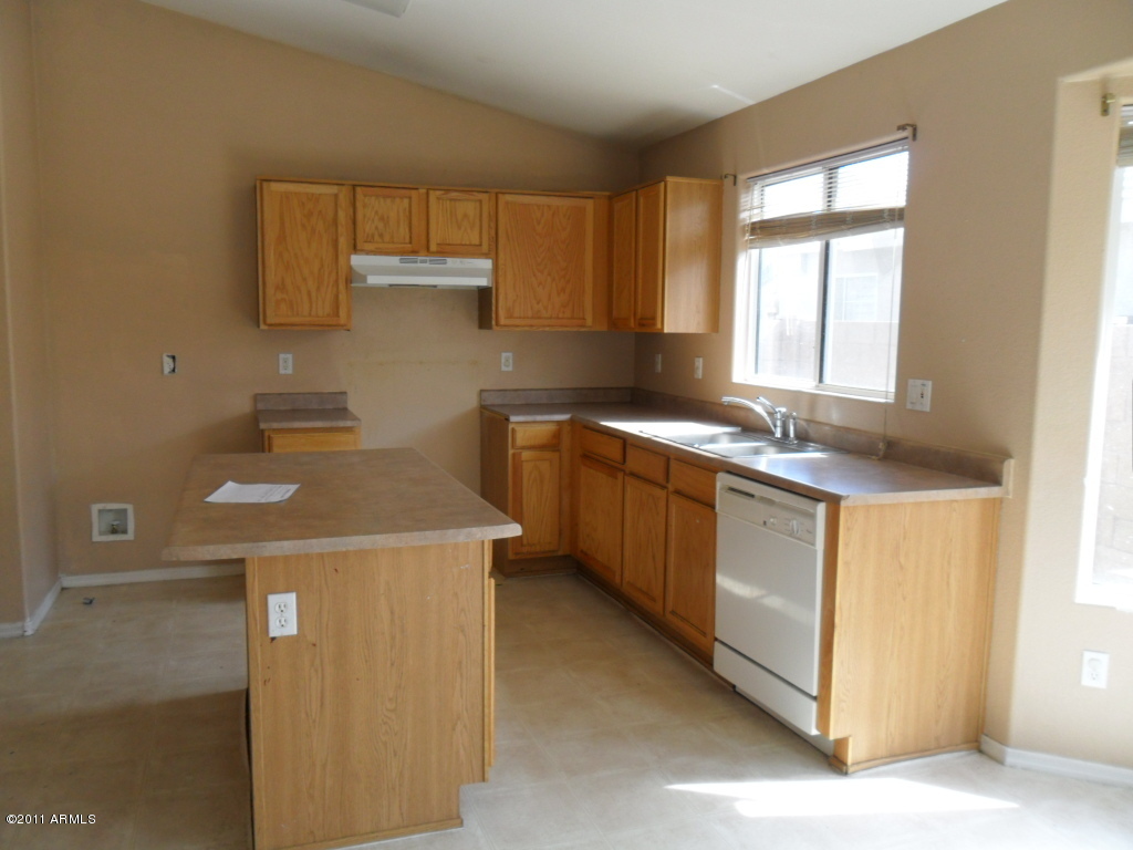 8221 West Papago Street Phoenix, AZ 85043 - Photo 9 of 25 023-193264 - Kitchen
